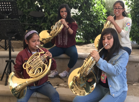 4 alumnos tocando instrumentos