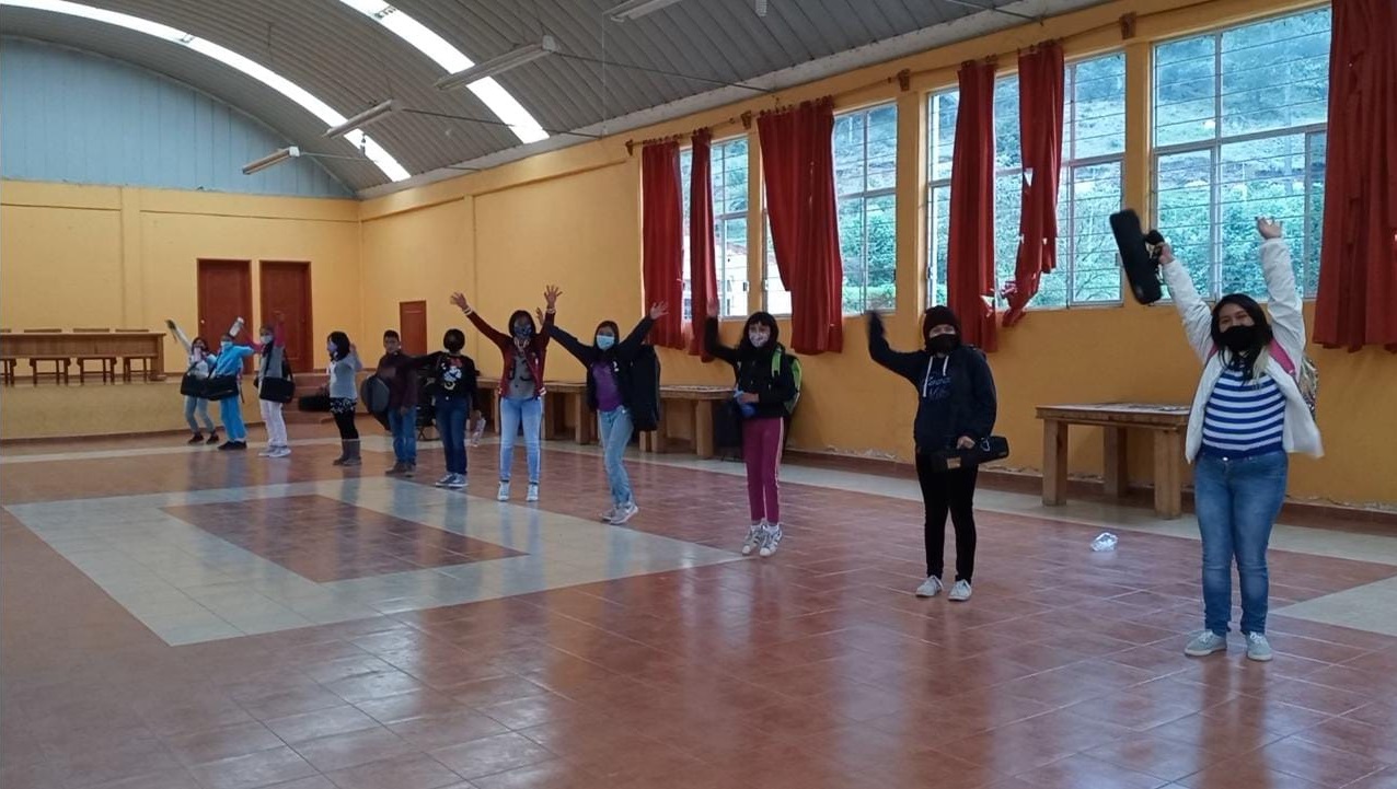 The children from Rincón de Guadalupe performing an activity