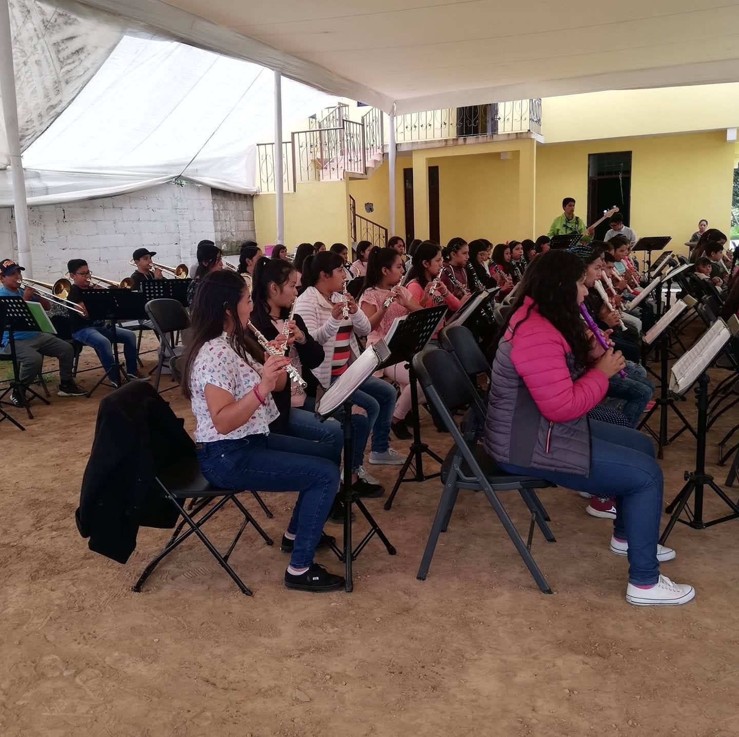 The children from Amanalco playing the flutes.