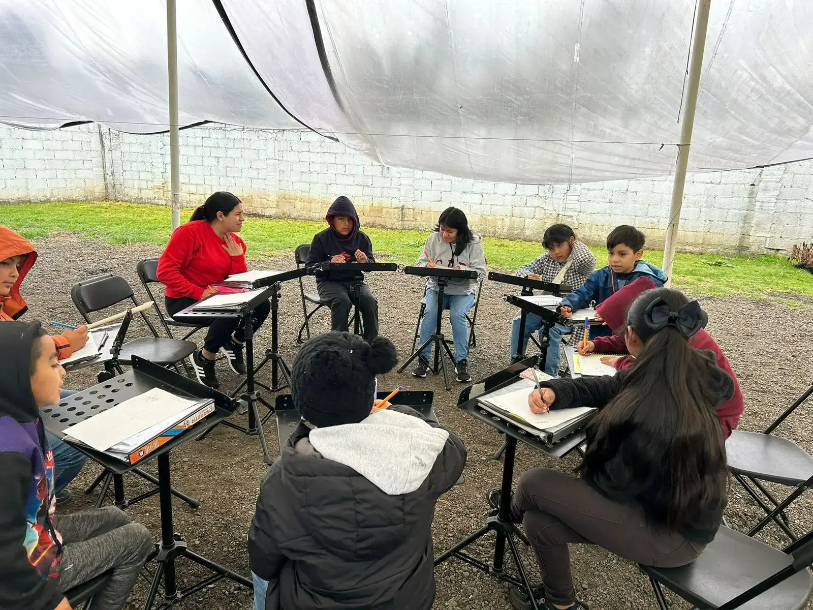Niños de la Filarmonía Vallesana en clase de música al aire libre